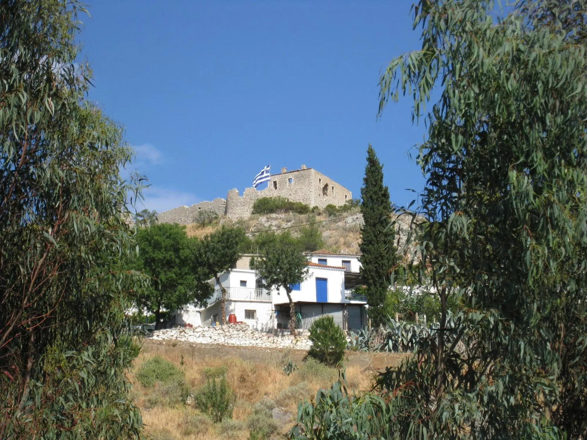 Το κάστρο του Παραλίου Άστρους πάνω από τα σπίτια